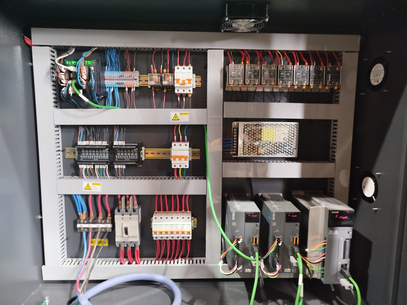 Tablero eléctrico con componentes de control industrial